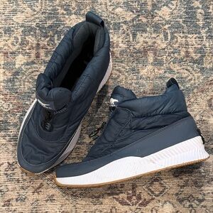 Sorel Out n About lll puffy zip up Navy Quilted Sneaker boots size women’s 10